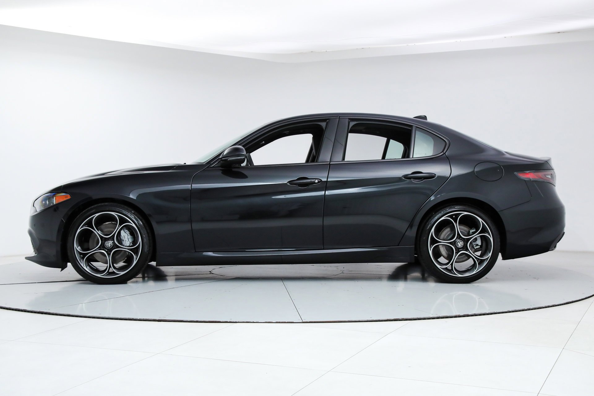 New 2025 Vulcano Black Metallic Exterior Paint Alfa Romeo  image 2