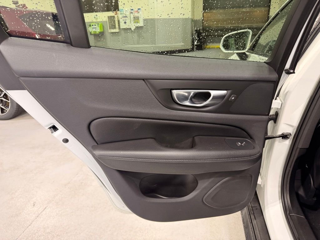 Used 2022 White Volvo  image 19