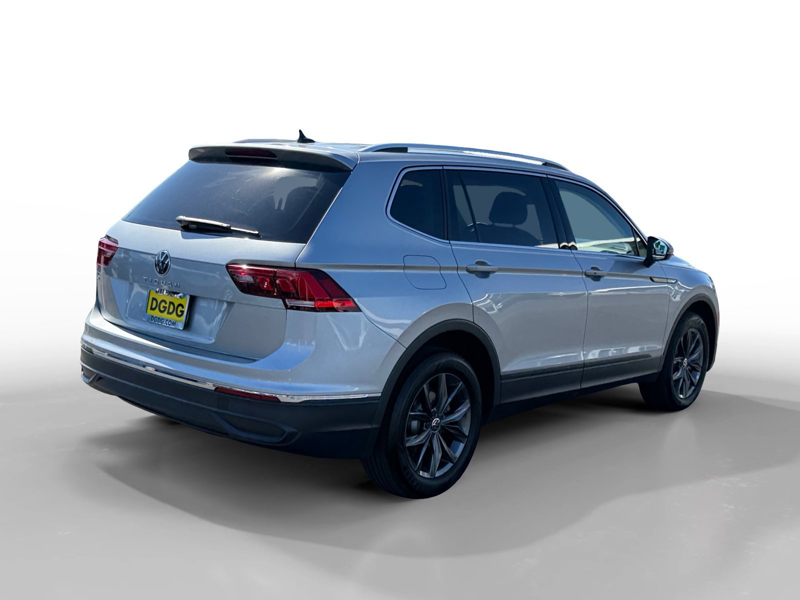 Certified Used 2023 Silver Metallic Volkswagen 2.0T SE image 5