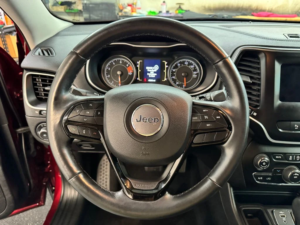 Used 2021 Red Jeep Altitude image 19