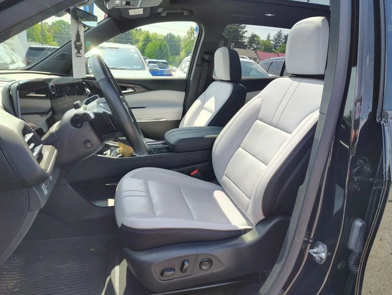 Used 2025 Black Chevrolet High Country image 9