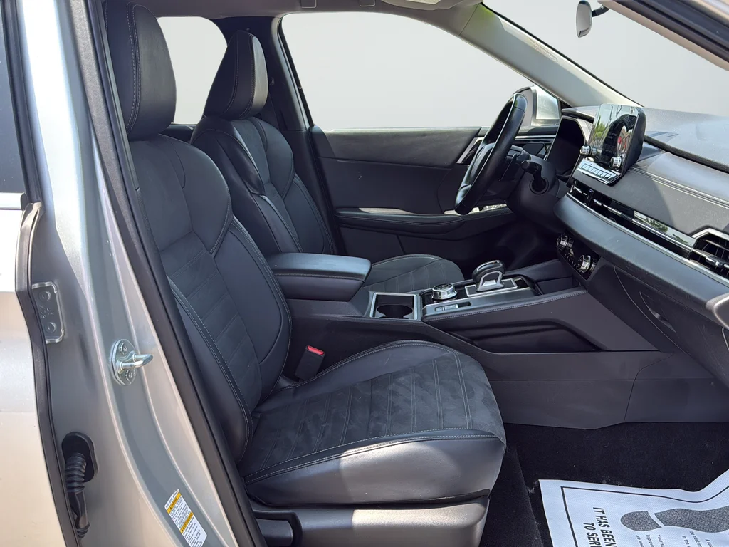 Used 2024 Silver Mitsubishi SE image 15