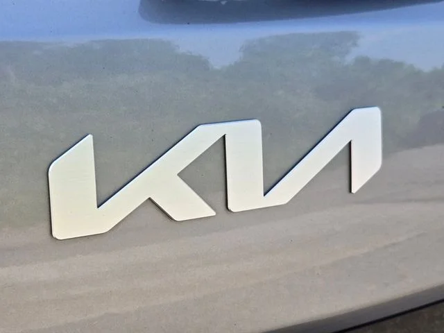 Used 2025 Silver Kia  image 17