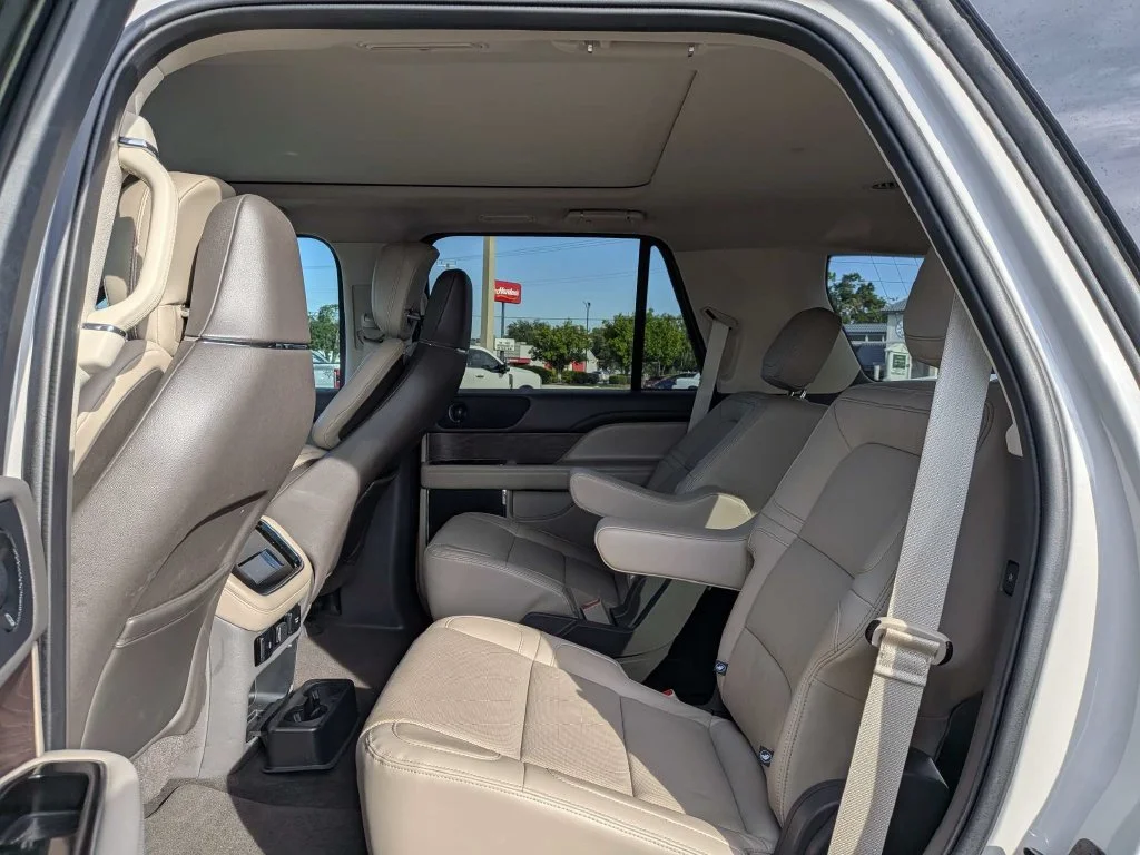 Used 2024 Pearl Metallic Lincoln Reserve image 12