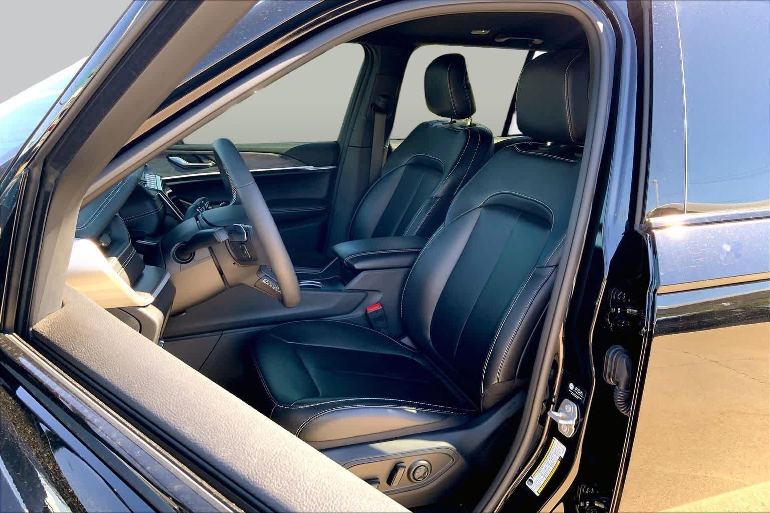 Used 2024 Diamond Black Crystal Pearlcoat Jeep Limited image 7