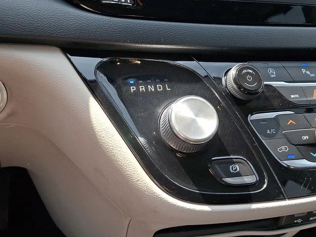 Used 2020 Brilliant Black Crystal Pearlcoat Chrysler Touring L image 15