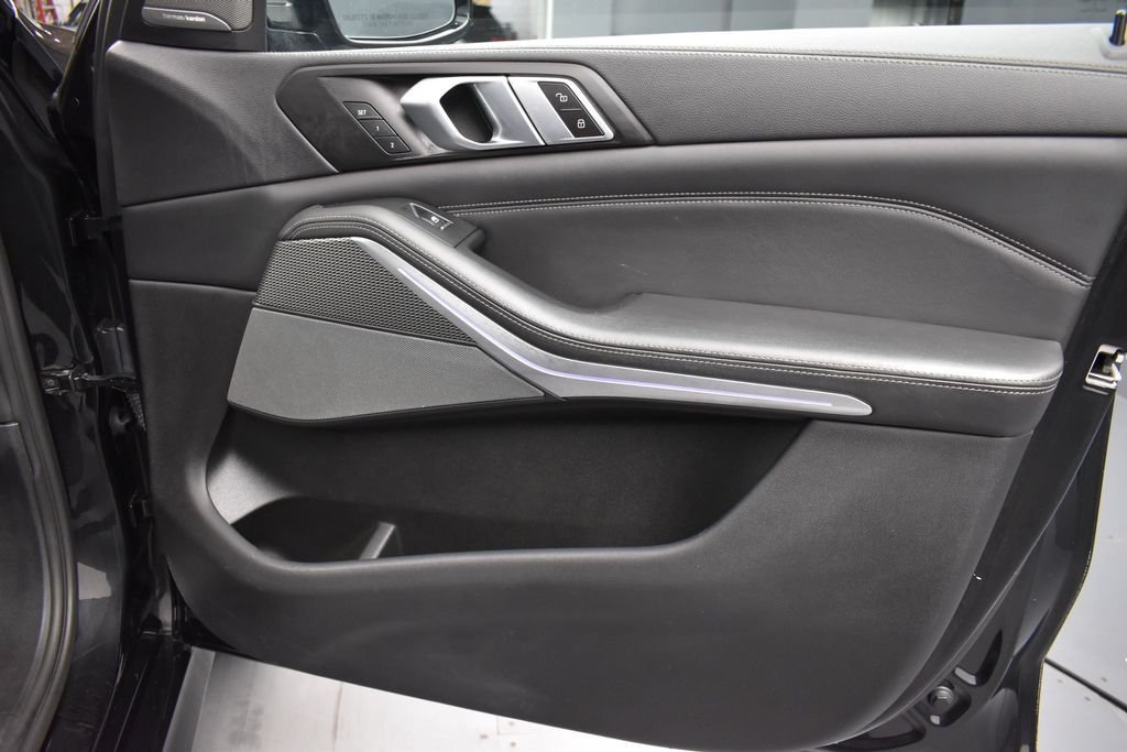 Used 2021 Black BMW M50i image 15