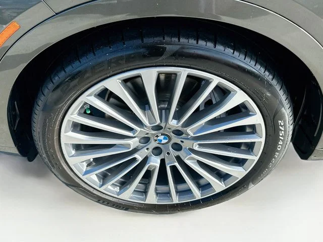 Used 2025 Green BMW xDrive40i image 35