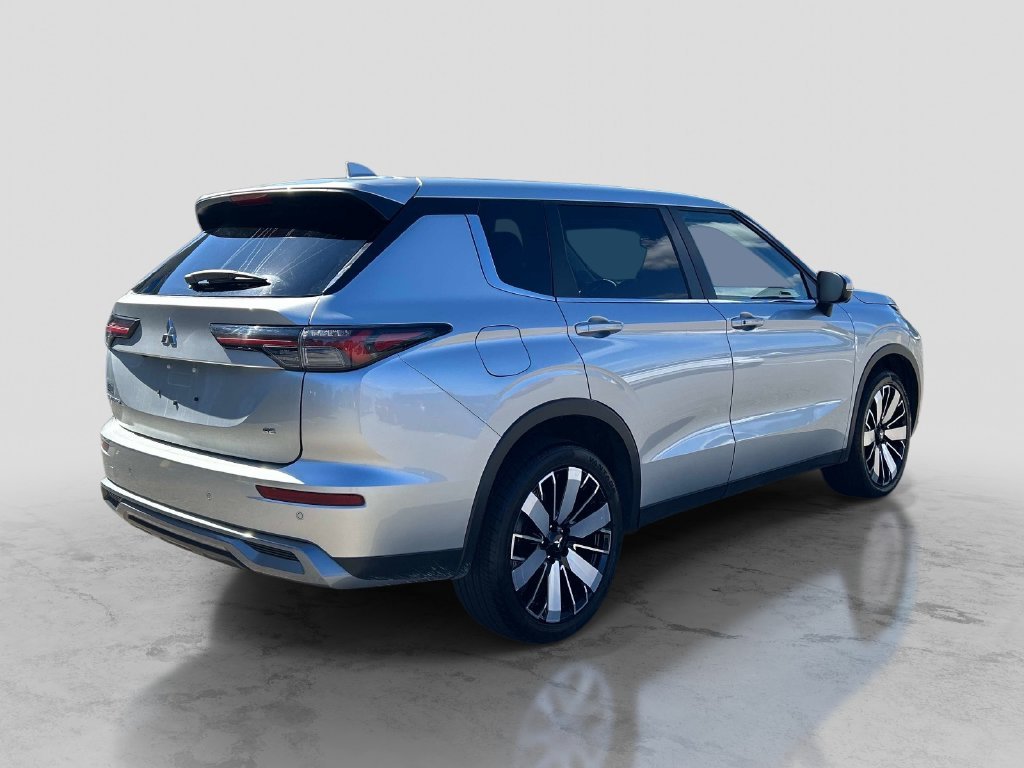 Used 2025 Silver Mitsubishi SE image 5