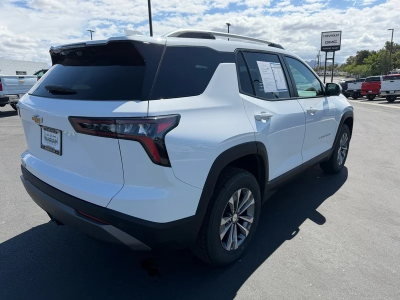 Used 2025 Summit White Chevrolet LT image 3