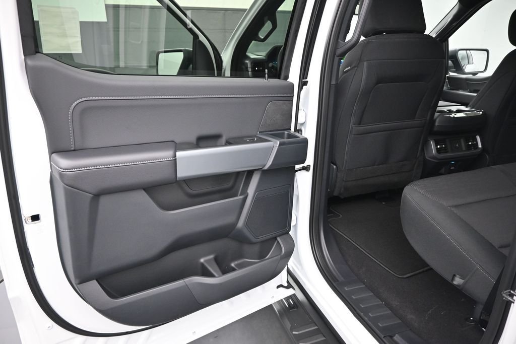 New 2026 Oxford White Ford XLT image 9