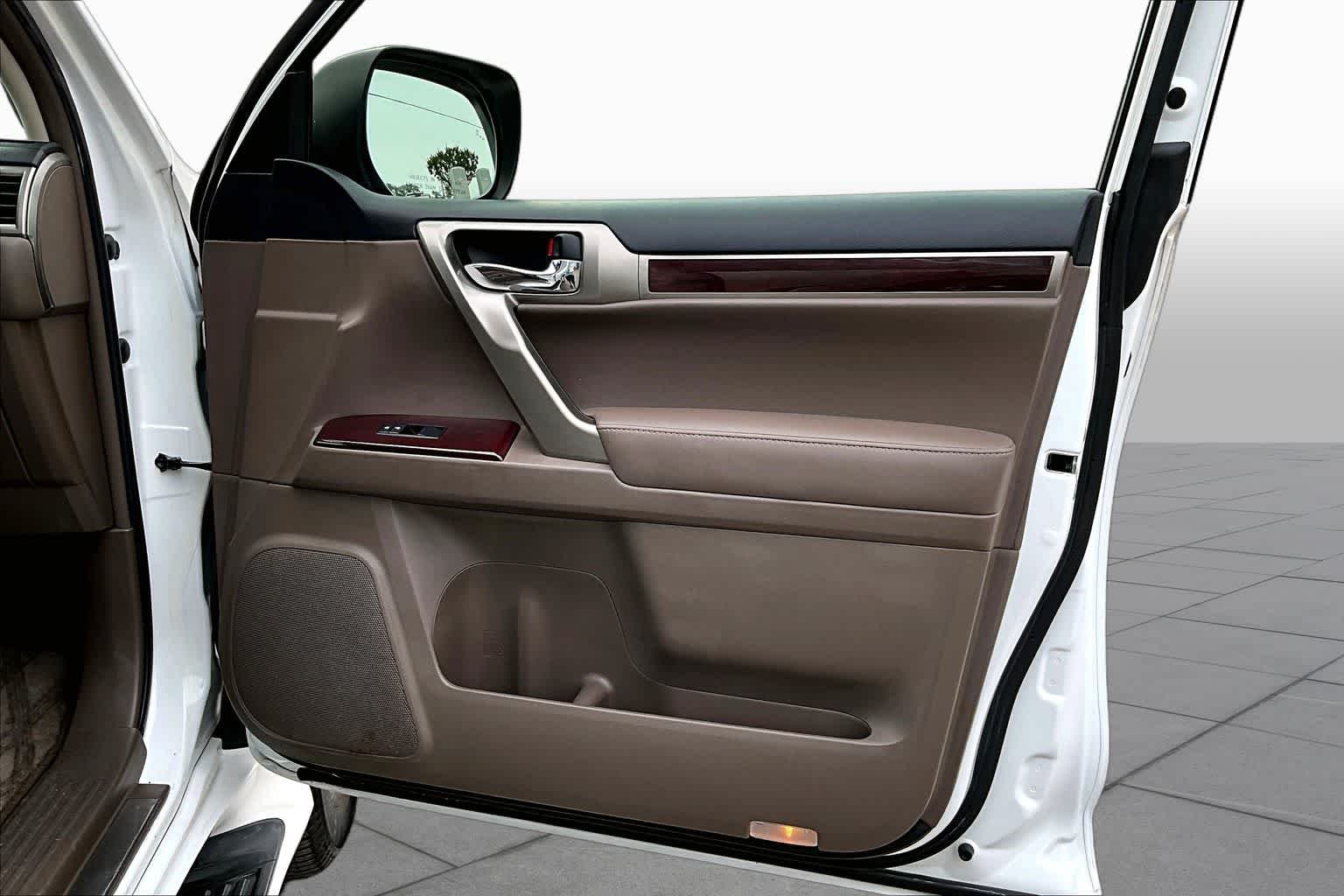 Used 2015 Starfire Pearl Lexus  image 25