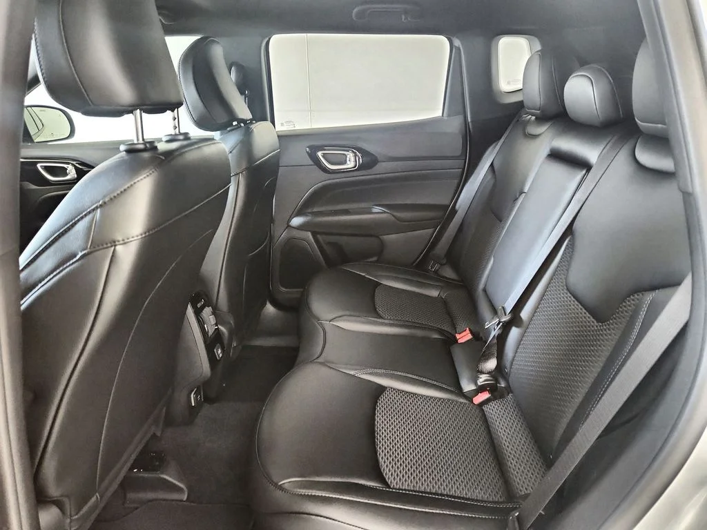 New 2026 Silver Zynith Metallic Clearcoat Jeep Latitude image 30