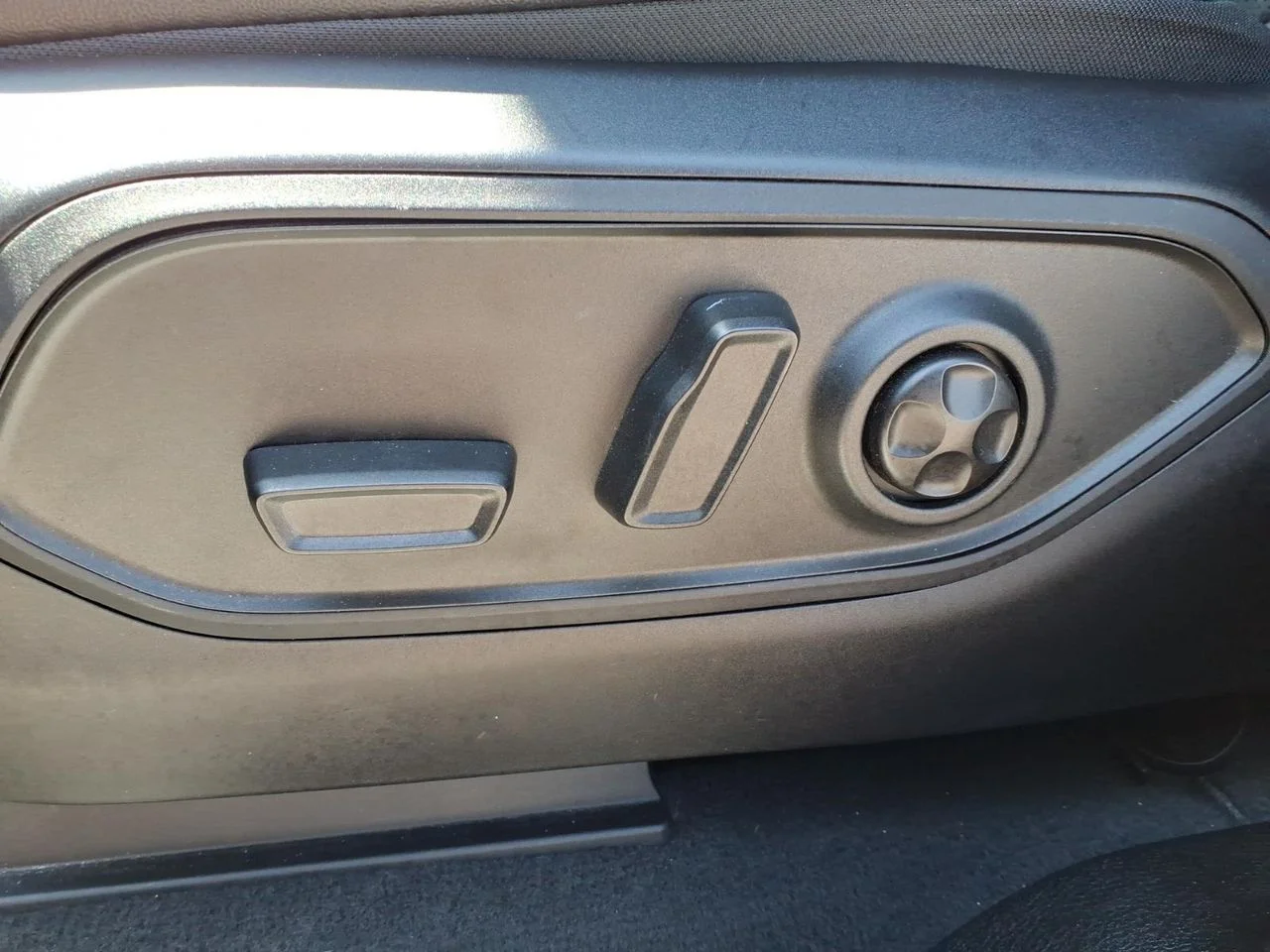 Used 2025 White Jeep Altitude image 14