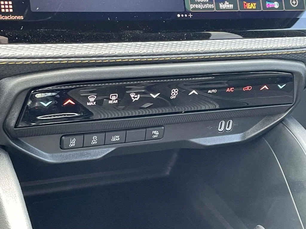 New 2026 Diamond Black Crystal Pearlcoat Jeep Laredo image 38