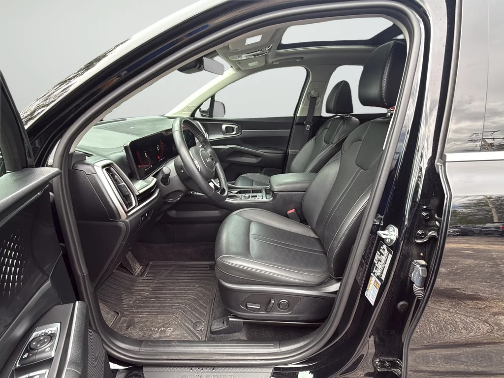 Used 2025 Black Kia EX image 31