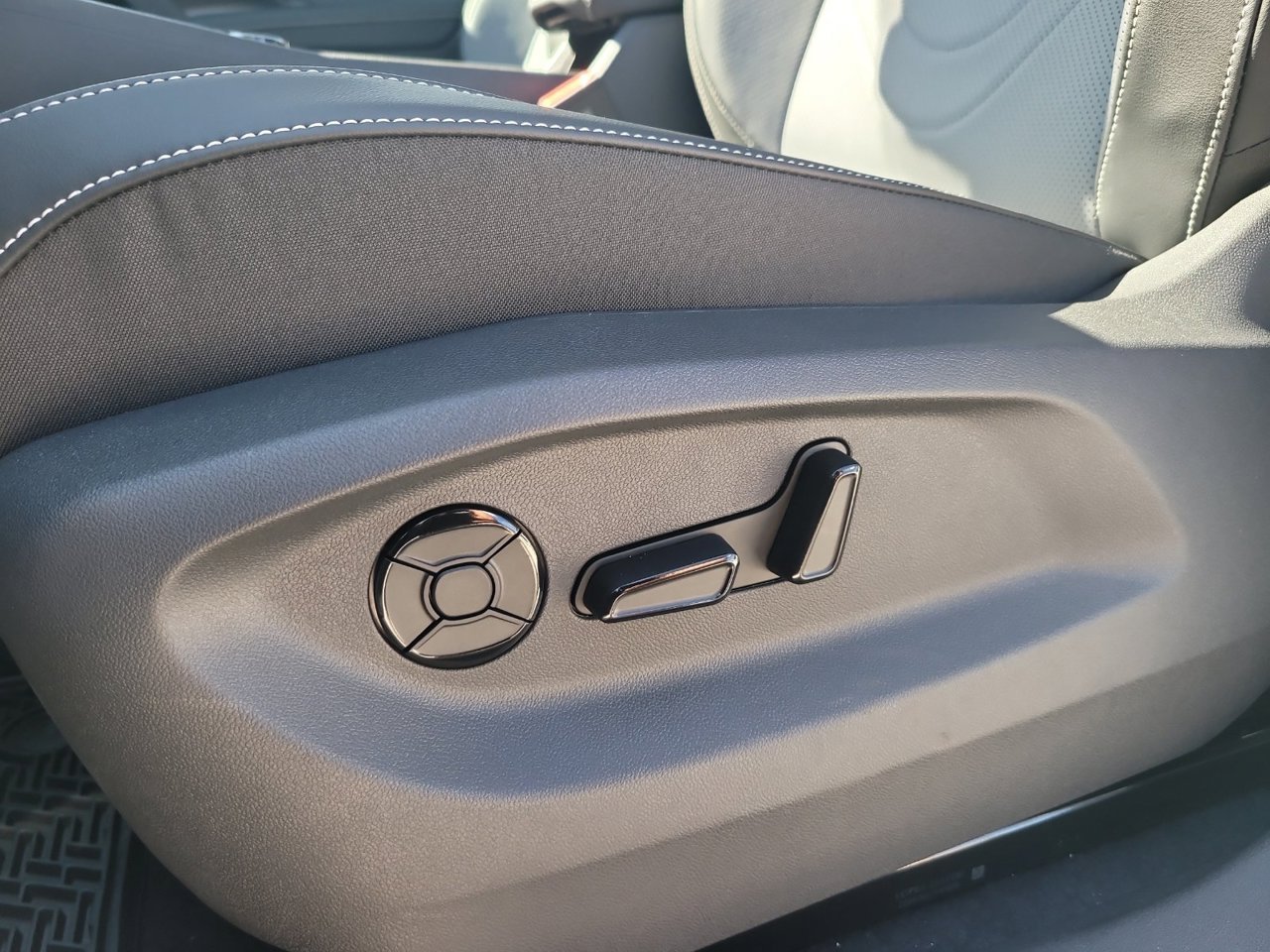New 2026 Pure White Volkswagen SE image 17