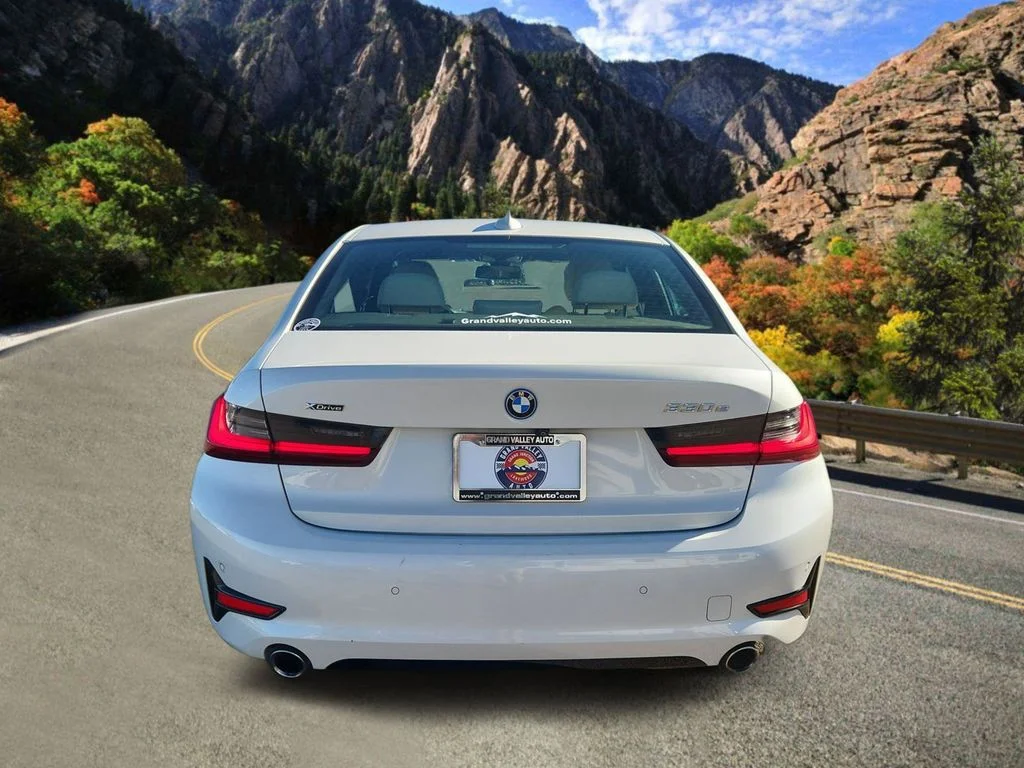 Used 2022 White BMW 330e xDrive image 4