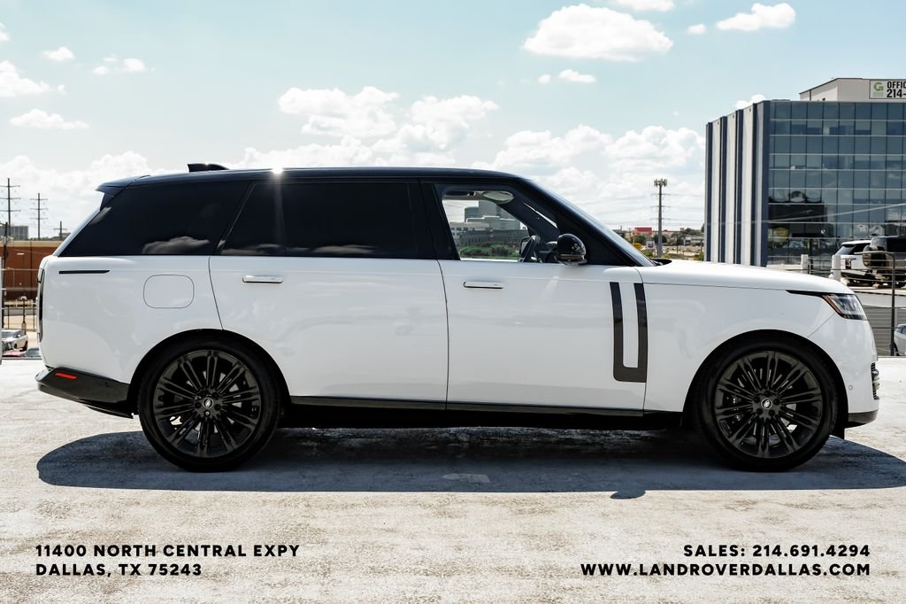 Used 2022 White Land Rover SE image 5