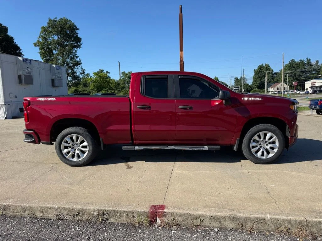 Used 2019 Red Chevrolet Custom image 5