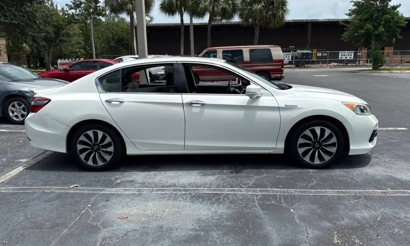 Used 2017 White Orchid Pearl Honda EX-L image 4