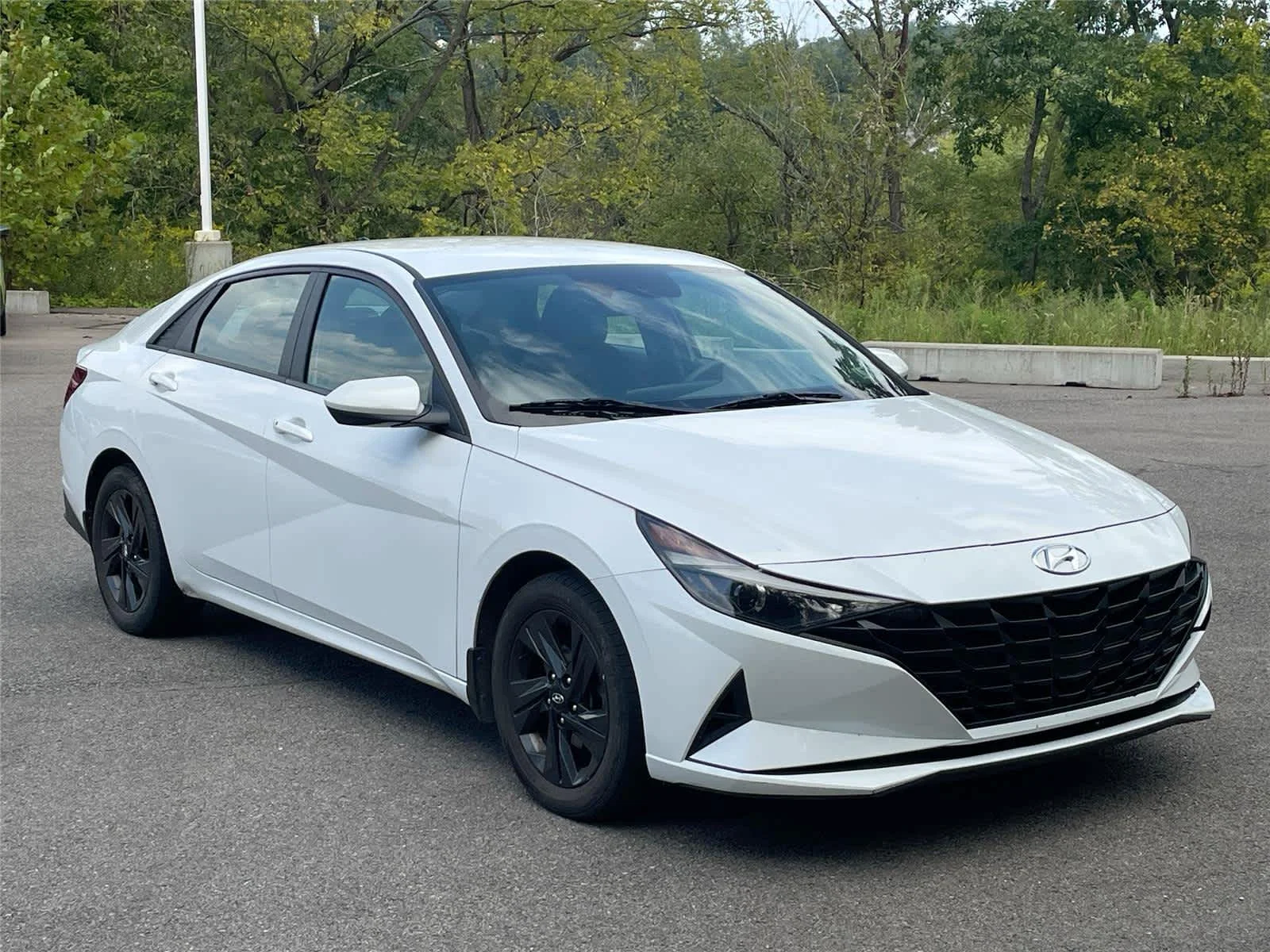 Used 2022 Quartz White Hyundai SEL image 4