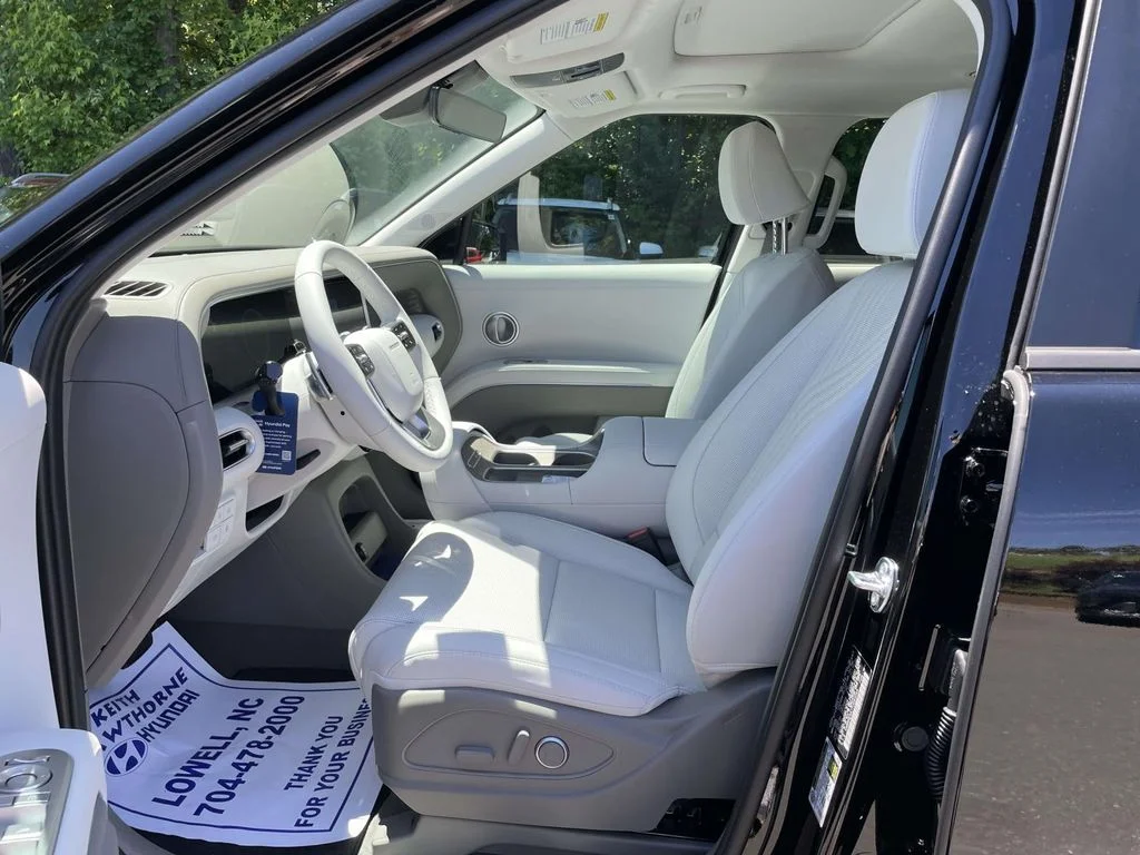 New 2026 Black Hyundai SEL Premium image 17