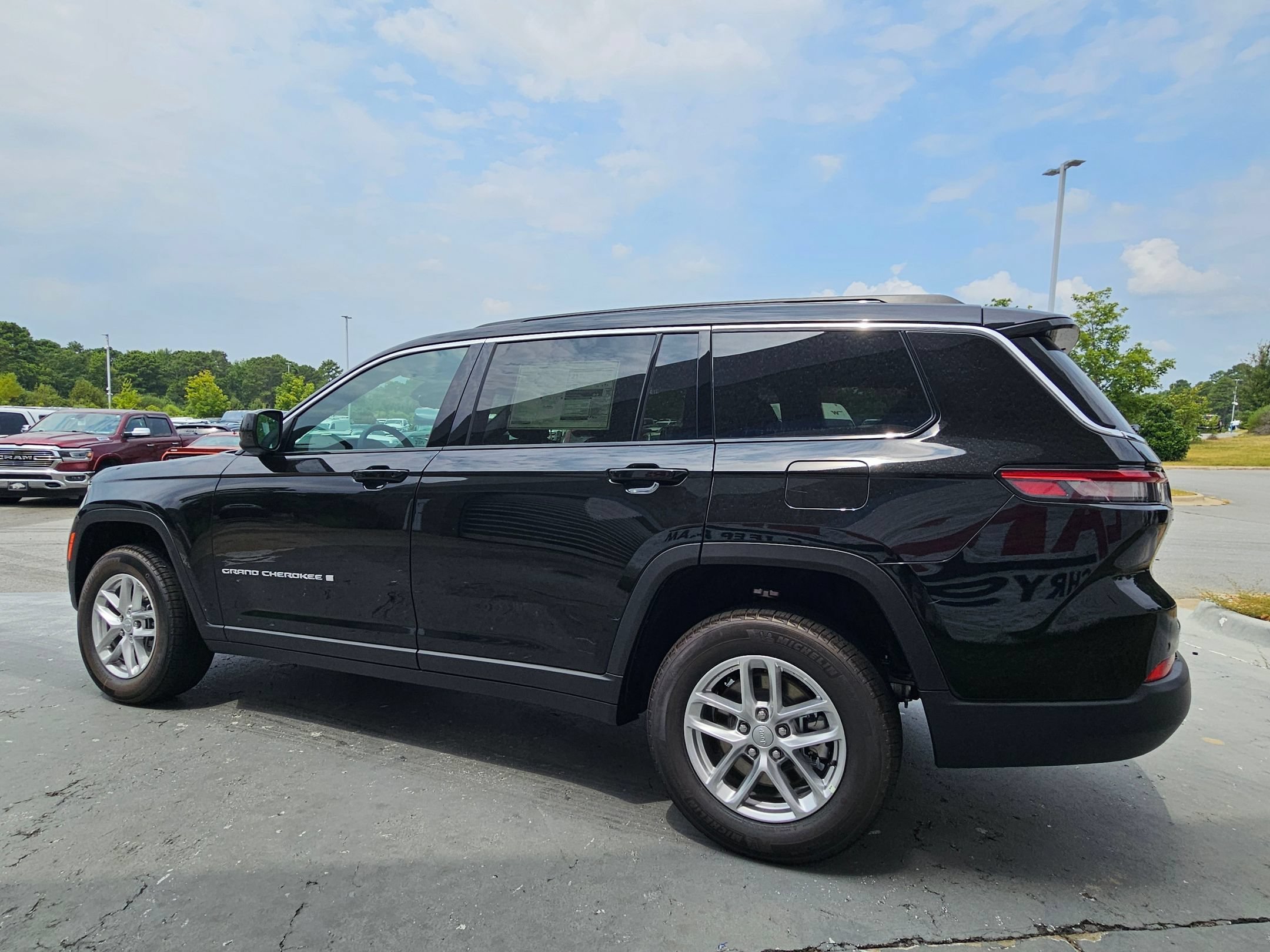 New 2026 Diamond Black Crystal Pearlcoat Jeep Laredo image 5