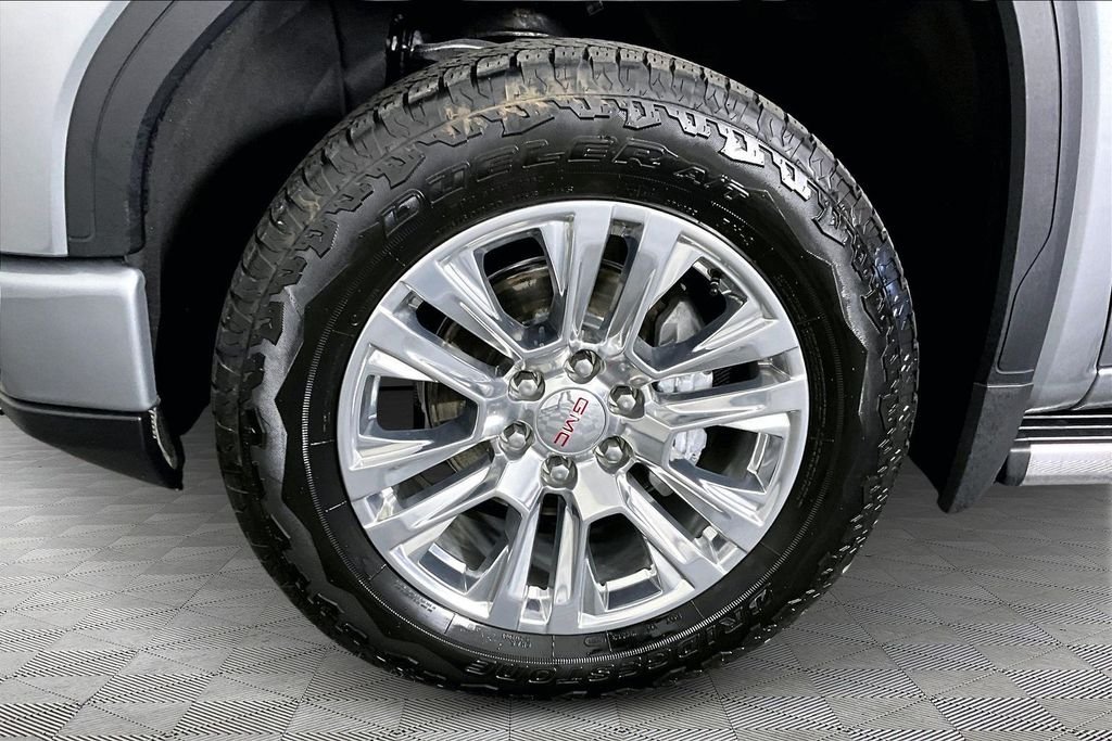 Used 2025 Silver GMC Denali image 32
