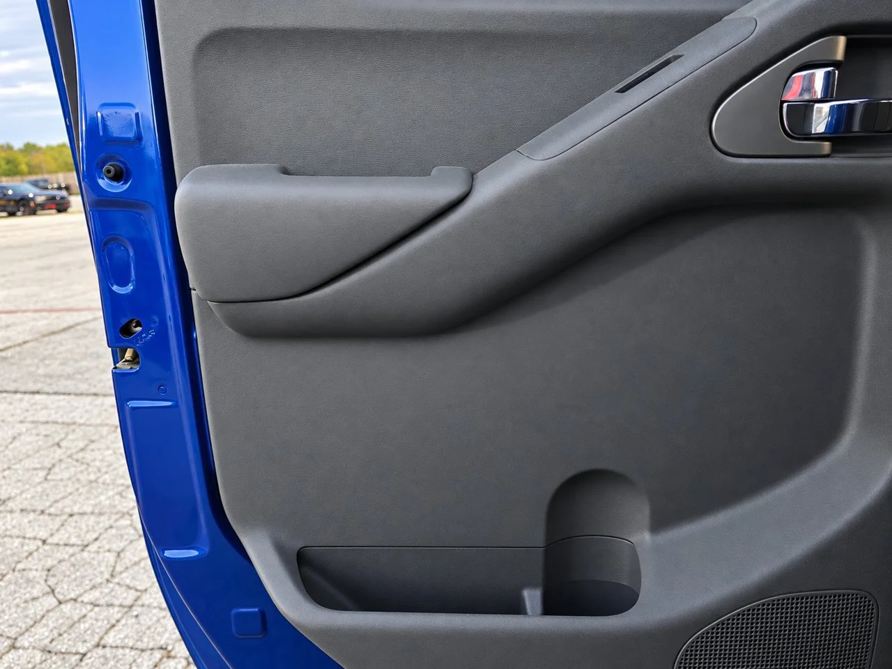 Used 2015 Metallic Blue Nissan S image 21