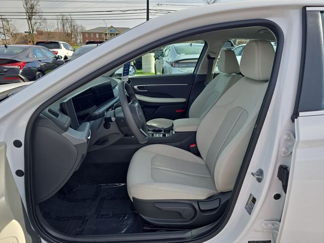 Certified Used 2025 White Hyundai SE image 11