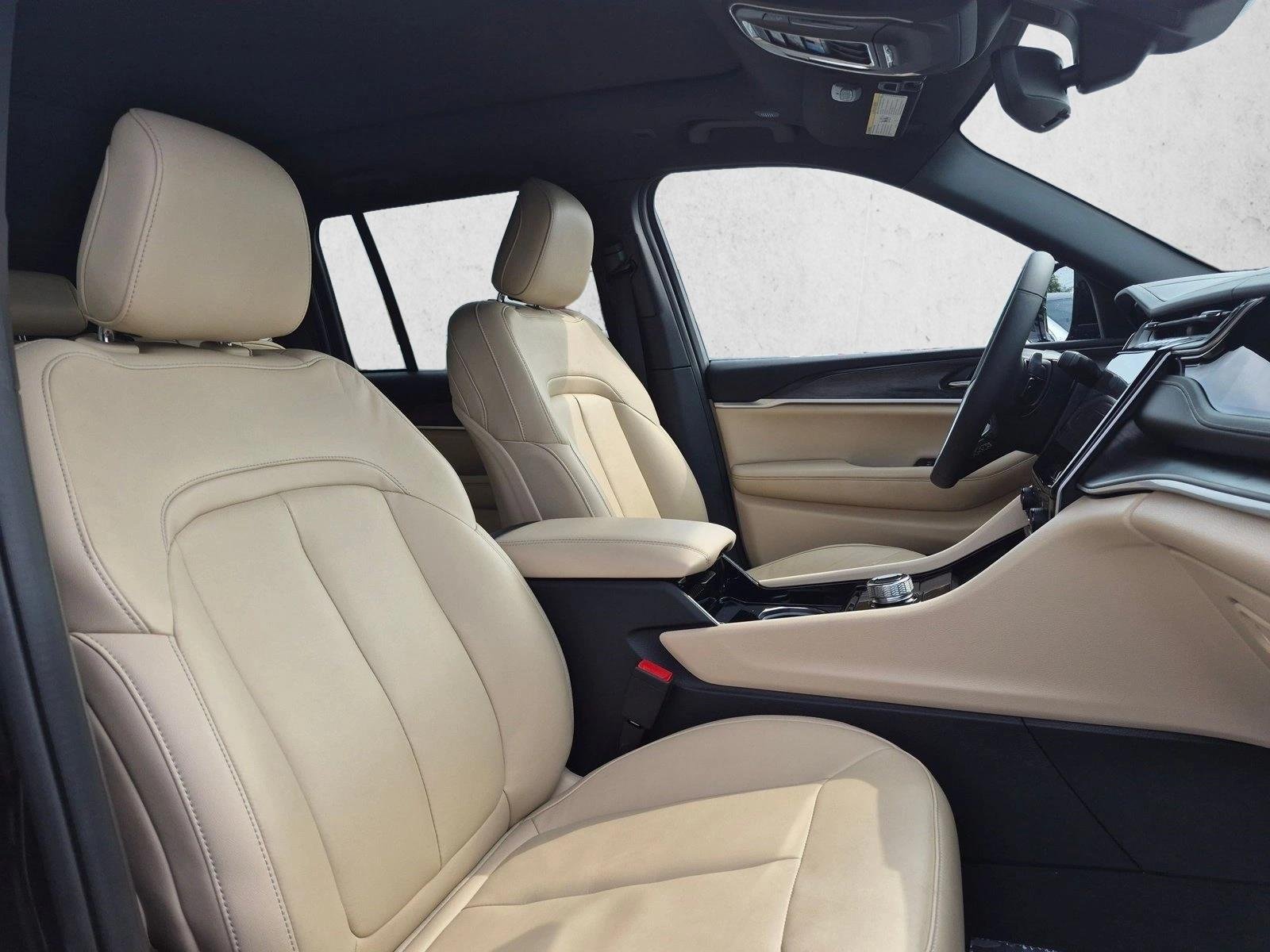 Used 2022 Diamond Black Crystal Pearlcoat Jeep  image 22
