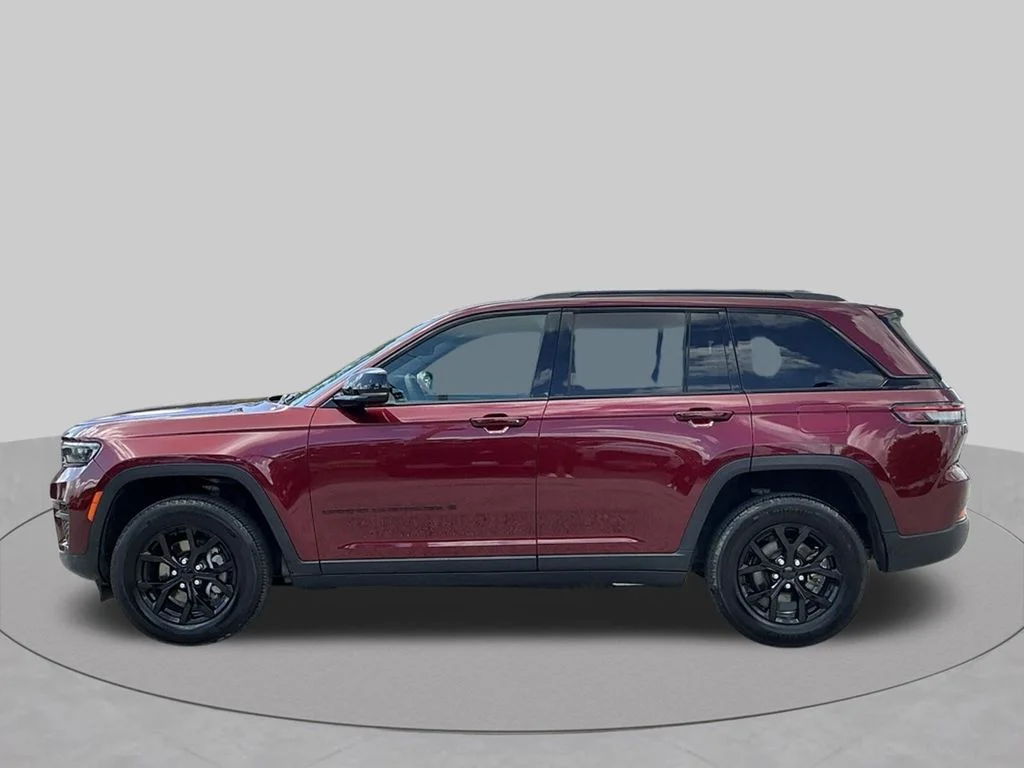 Used 2024 Red Jeep Altitude image 3