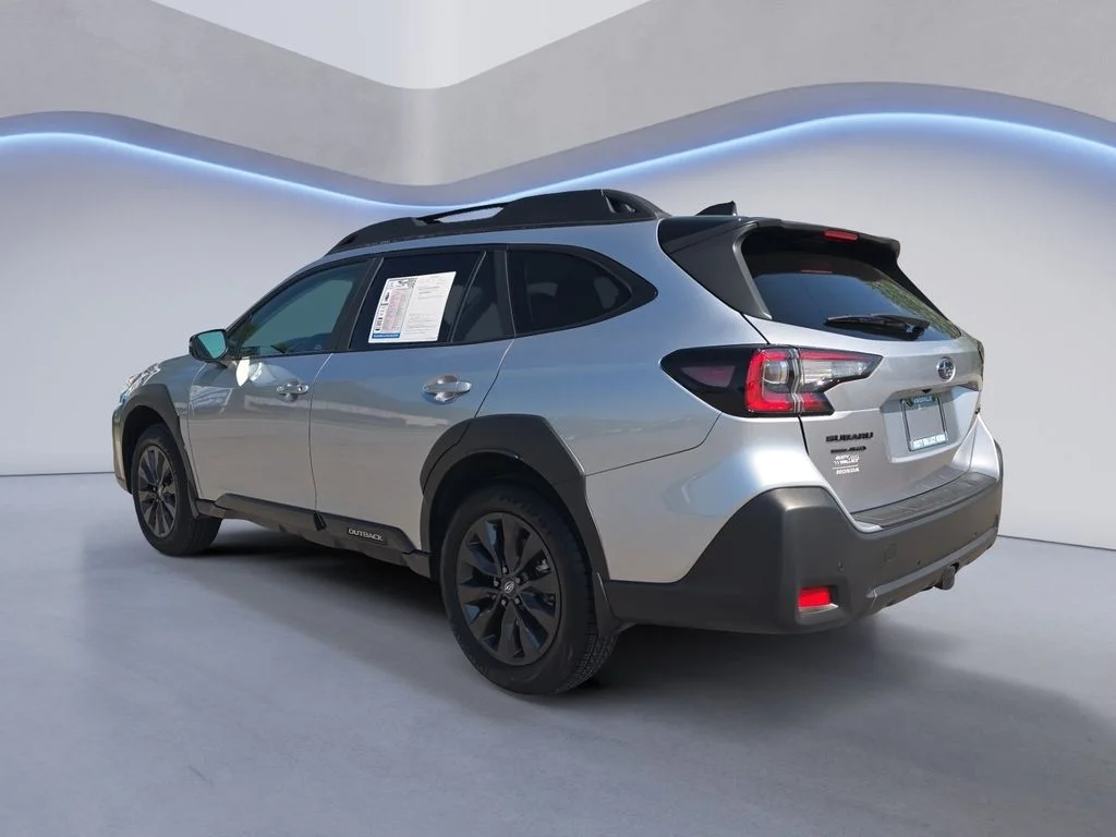 Used 2025 Ice Silver Metallic Subaru Onyx Edition image 3