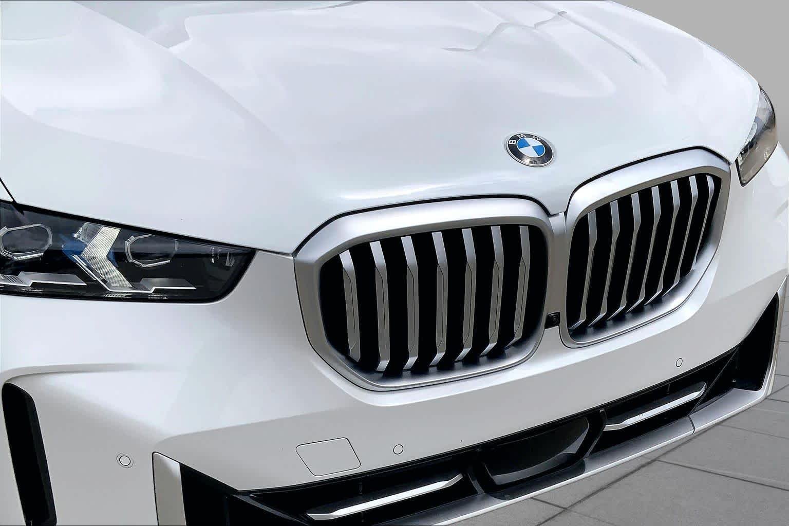 Used 2024 Mineral White Metallic BMW xDrive40i image 28