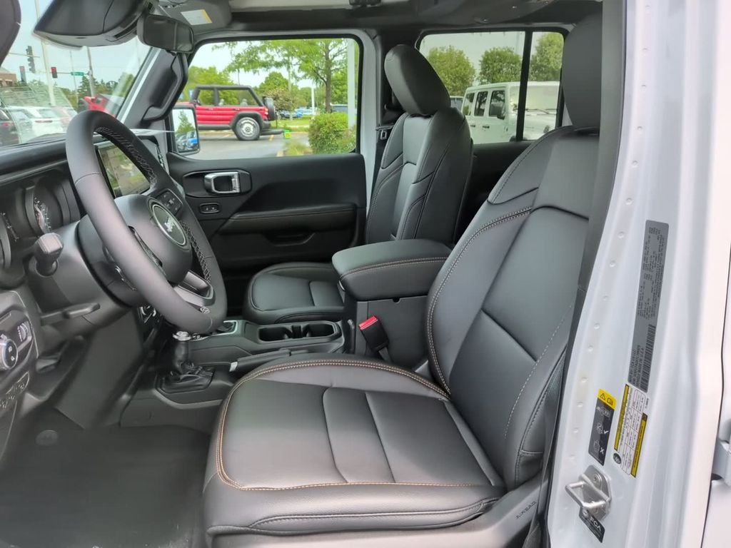 New 2026 Bright White Clear-Coat Exterior Paint Jeep Sahara image 19