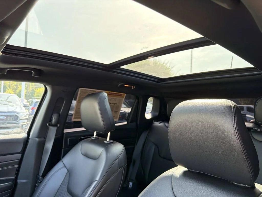 Used 2022 Black Jeep Latitude image 27