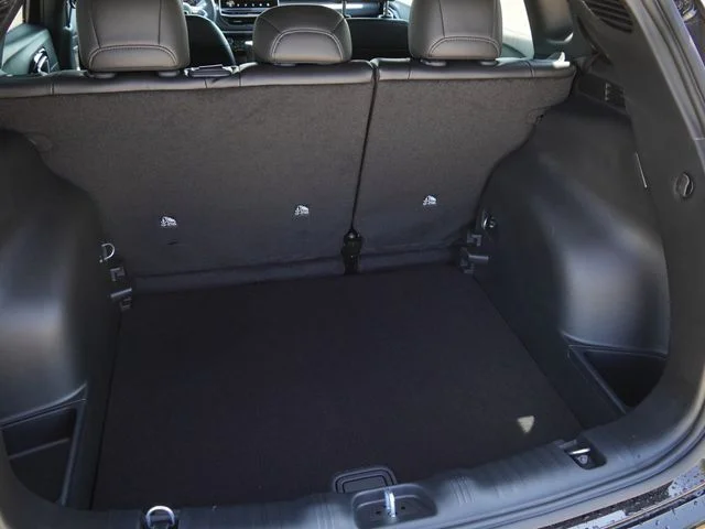 New 2026 Diamond Black Crystal Pearl-Coat Exterior Paint Jeep Latitude image 13