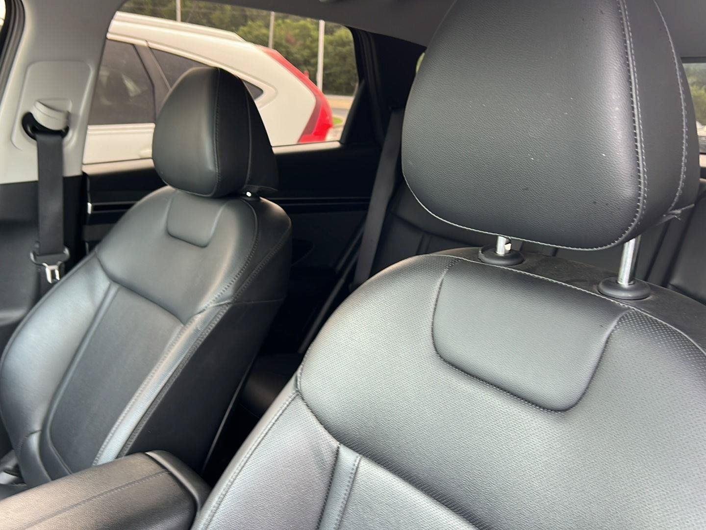 Used 2023 Amazon Gray Hyundai SEL image 9