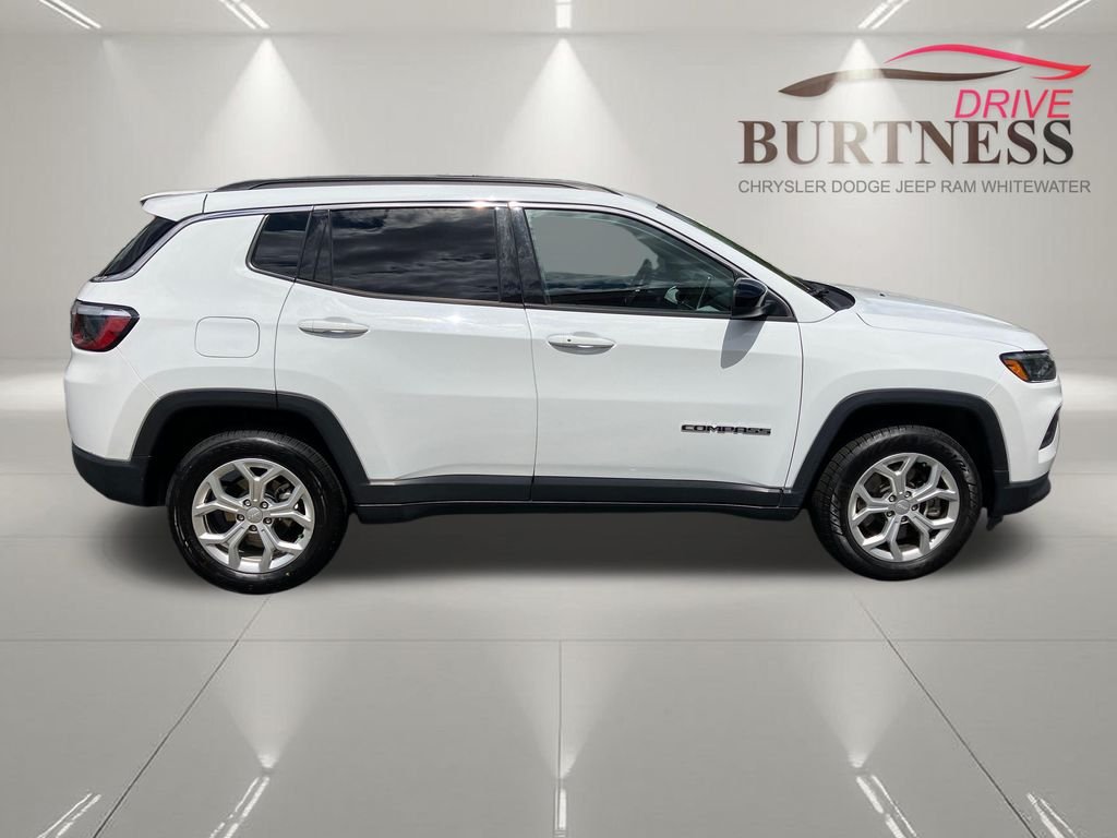 Used 2024 White/off-white Jeep Latitude image 10