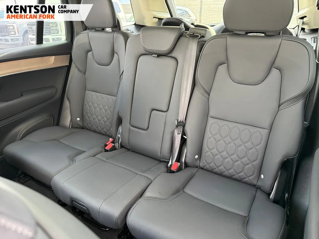 Used 2025 White Volvo B6 Plus 7-Seater image 30