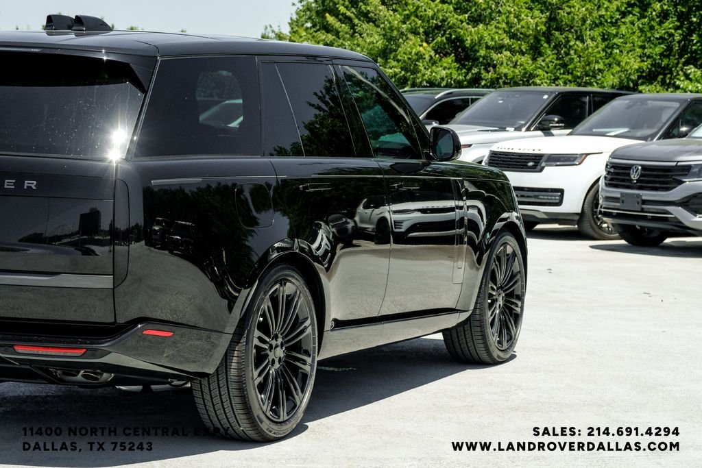 New 2026 Santorini Black Metallic Land Rover SE image 10