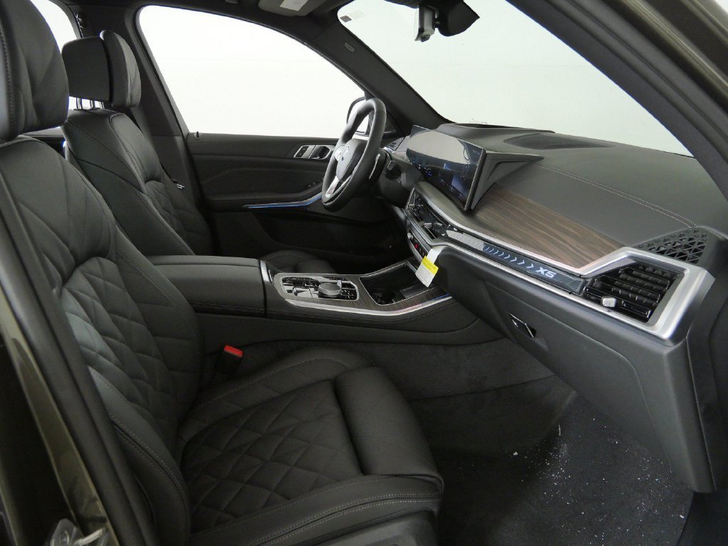 New 2026 Manhattan Green Metallic BMW xDrive50e image 20