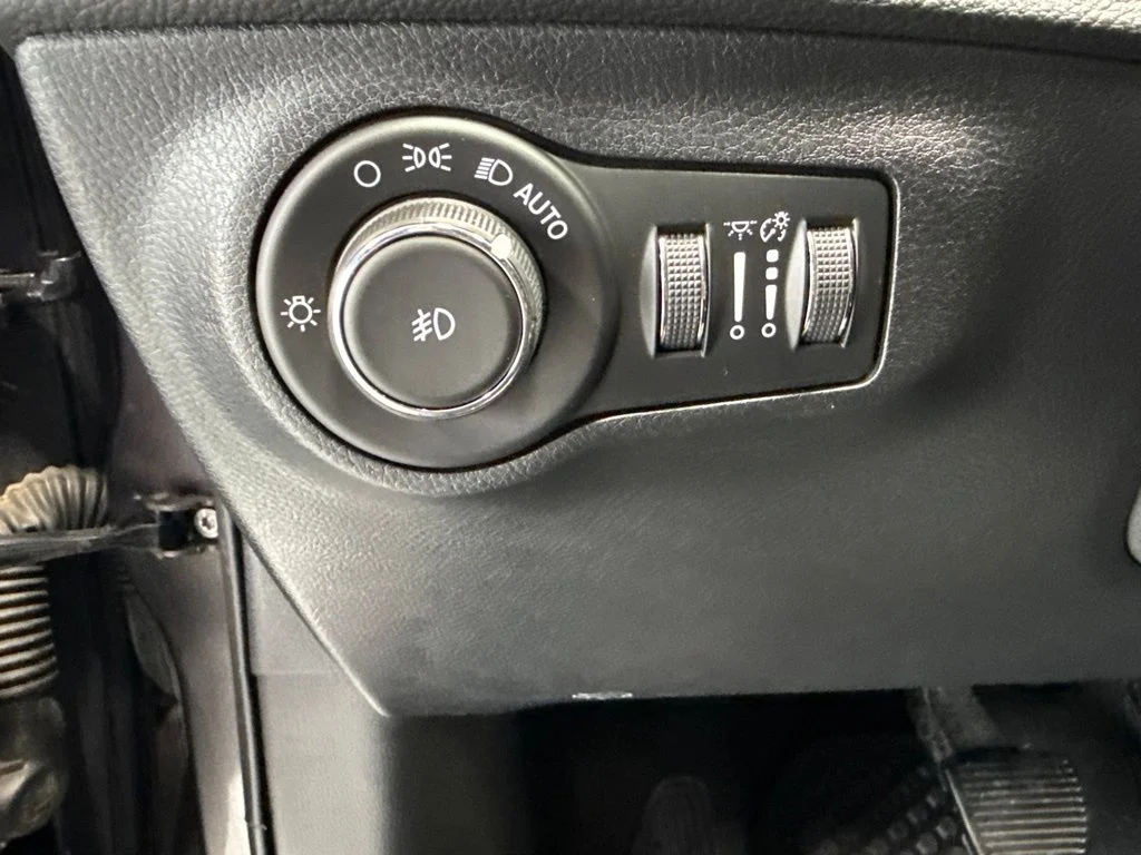 Used 2018 Gray Jeep Latitude image 14