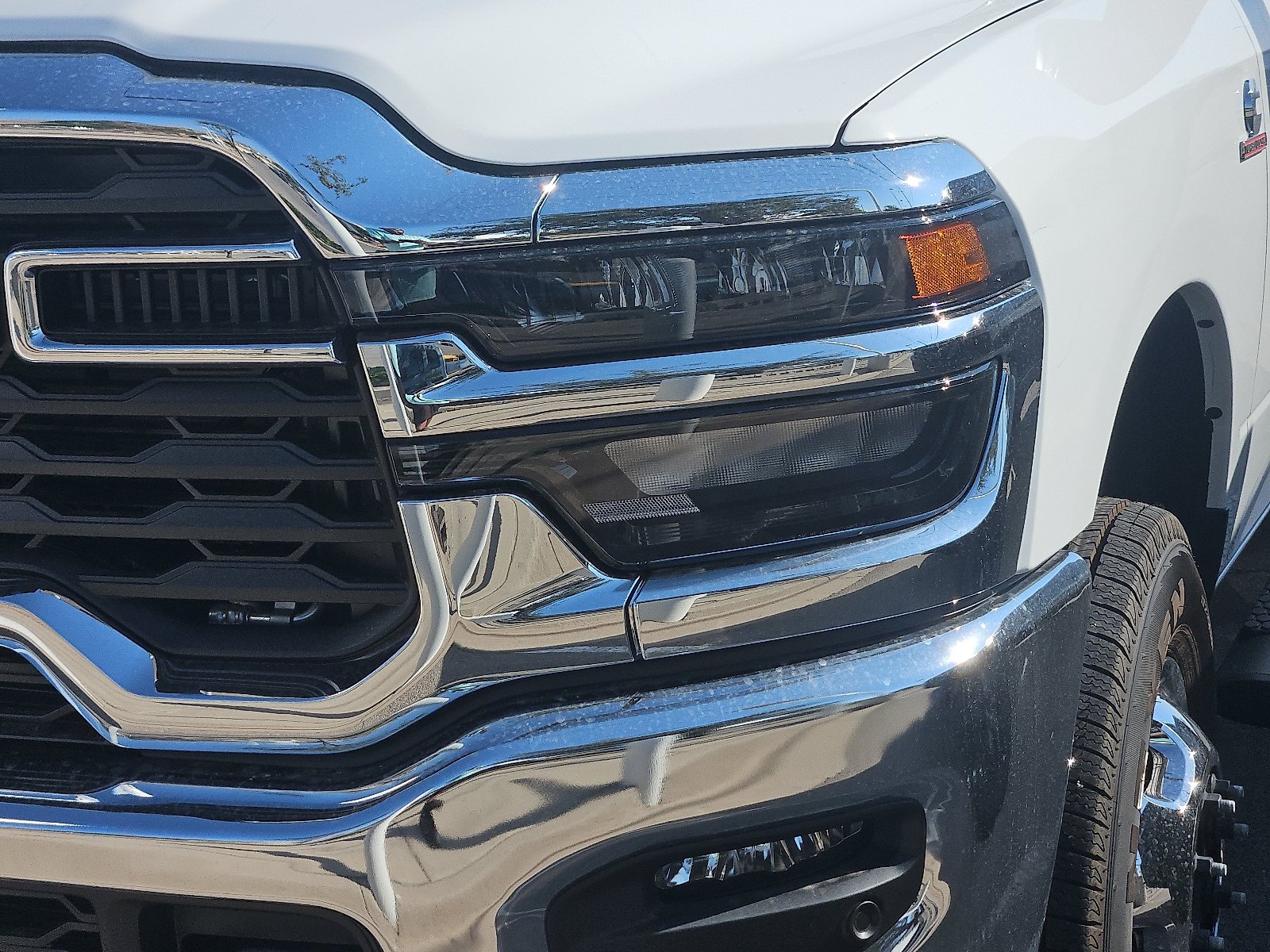 New 2026 Bright White Clear-Coat Exterior Paint RAM Tradesman image 3