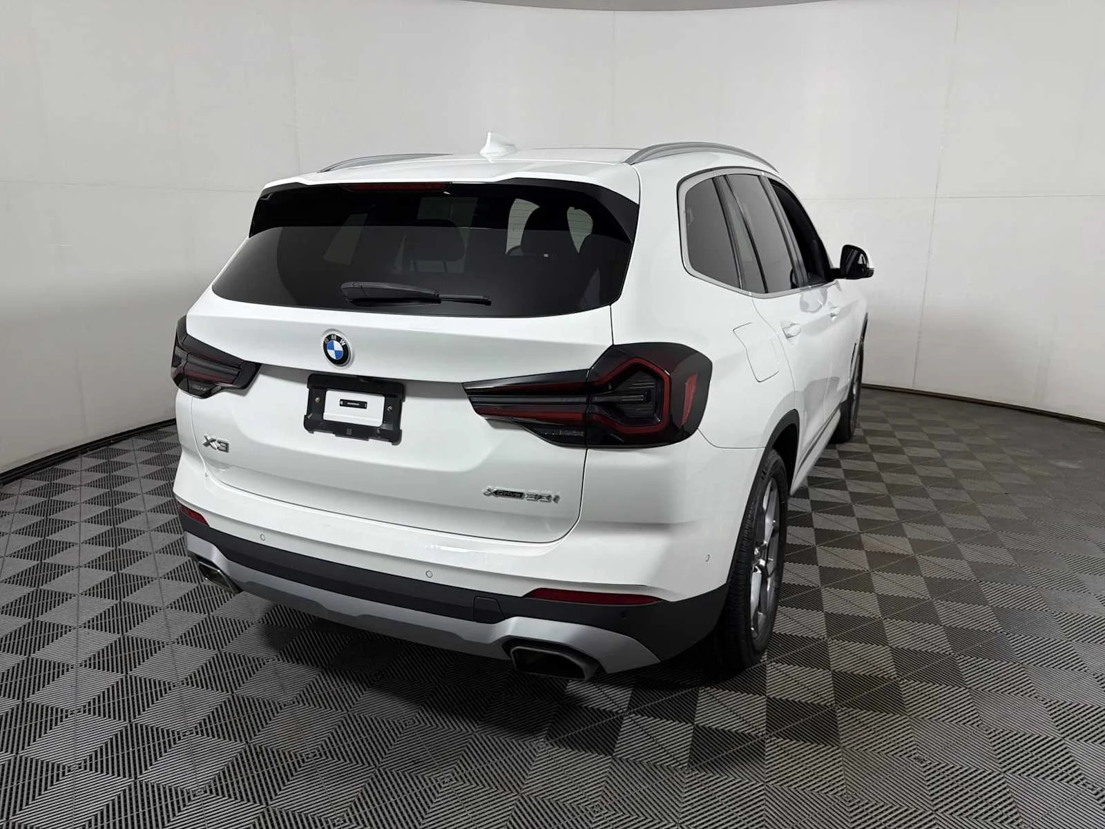 Used 2024 Alpine White BMW xDrive30i image 6