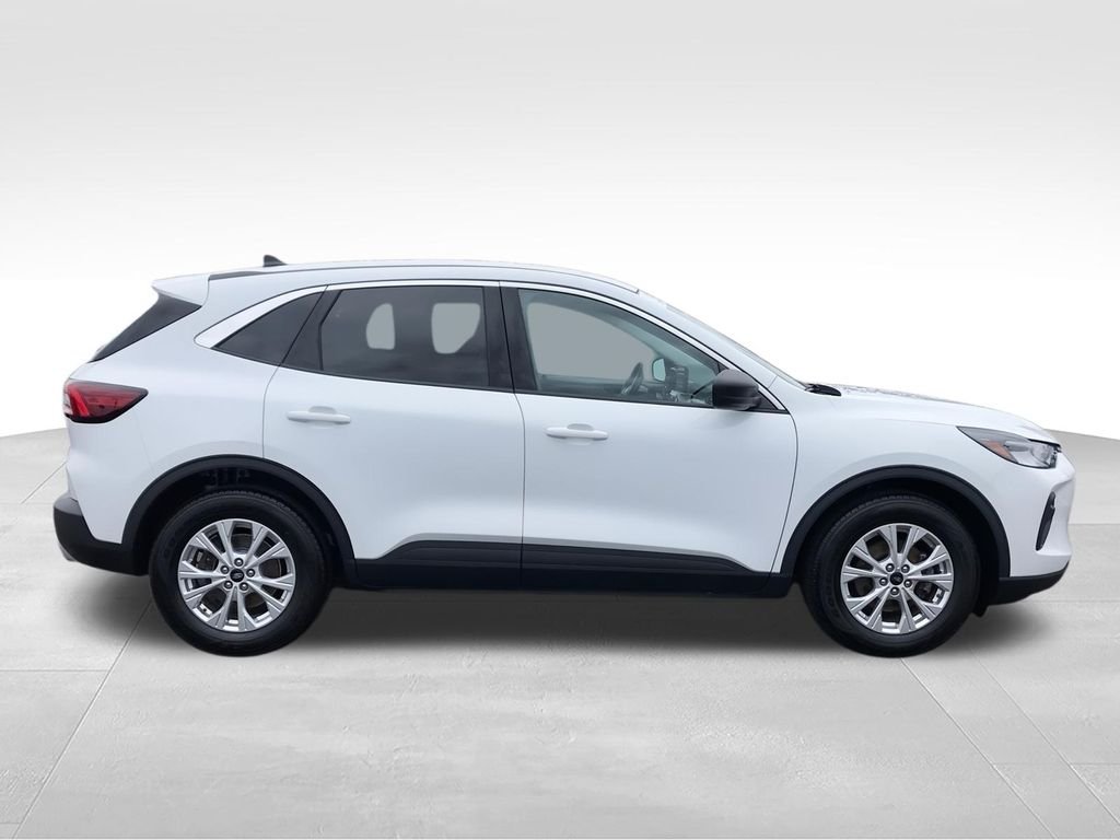 Used 2023 White Ford Active image 9
