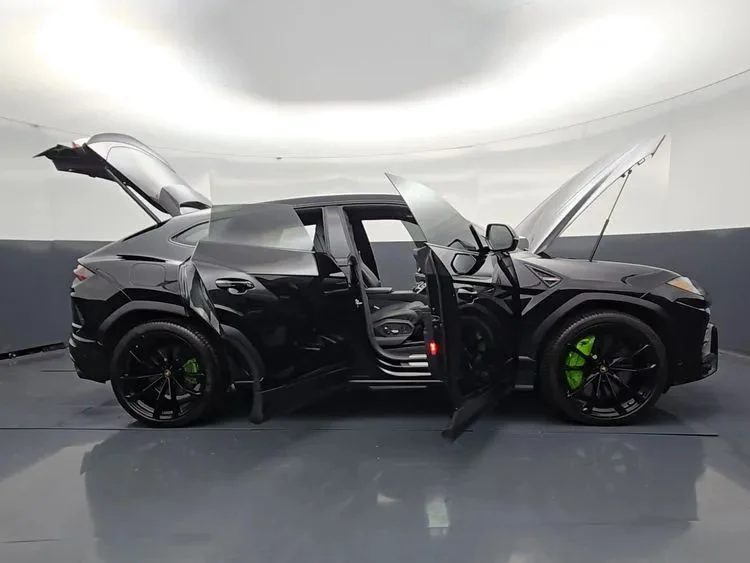 Used 2022  Lamborghini Sport Utility 4D image 22