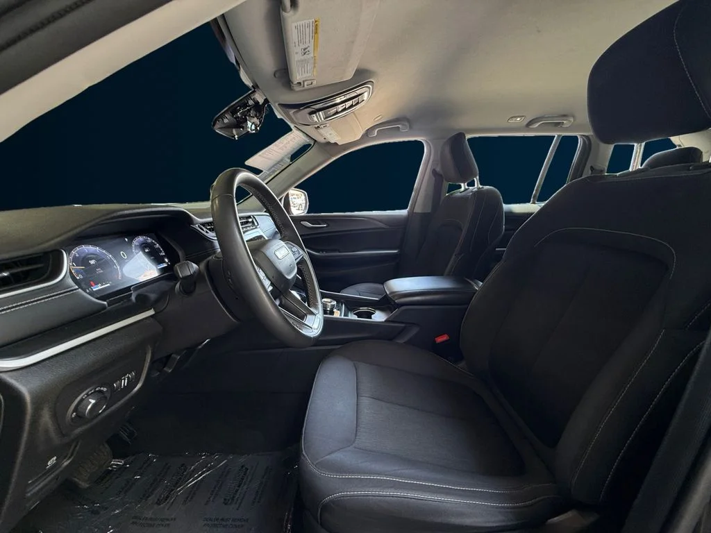 Used 2024 Gray Jeep Laredo image 10