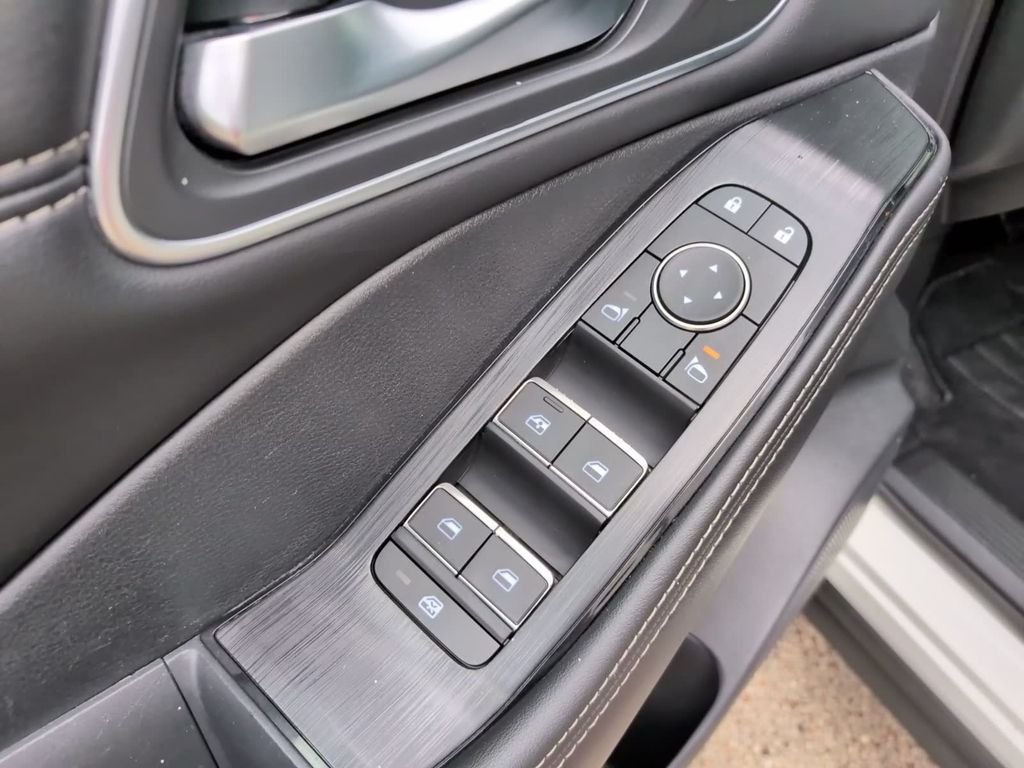 Used 2021 White Nissan SL image 17